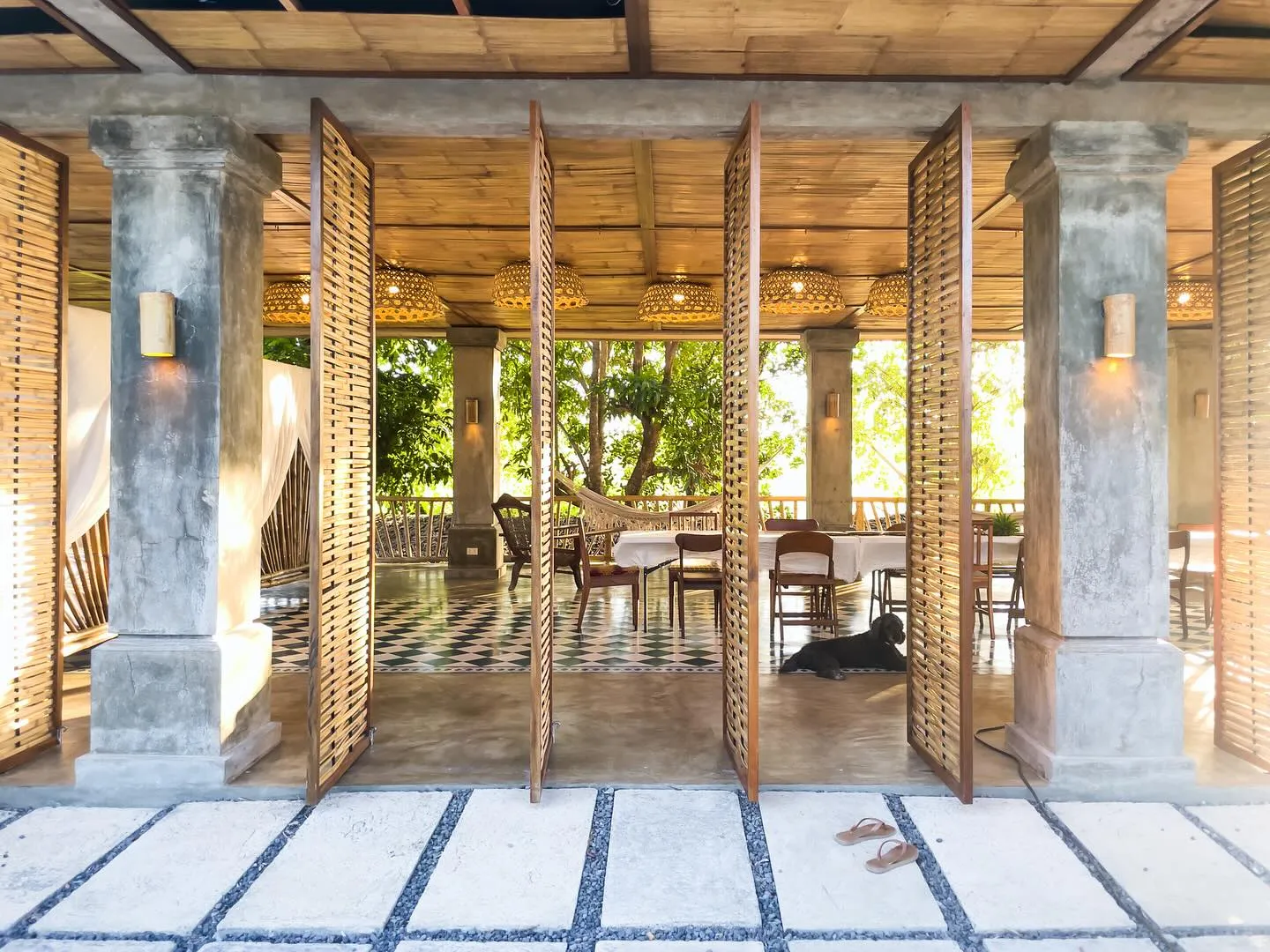 Retreat dining lanai